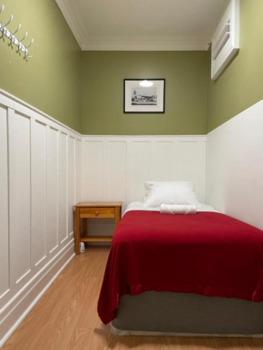 Small Private LA Bedroom w WIFI - Private Fridge - AC near USC - Exposition Park - USC Memorial Coliseum - Banc of California BMO Stadium - Downtown Los Angeles DTLA - University of Southern Californi